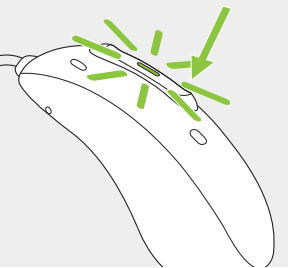 Illustration af et høreapparat med et grønt lys, der angiver knappen, der skal trykkes på