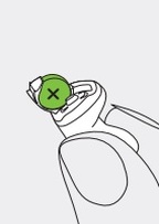 Illustration av en hand som håller ett hörapparat med batteriet insatt i batterifacket